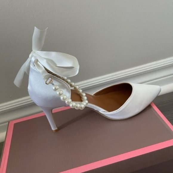 Bridal Pointy Heels with Pearls and Bow - Picture 2 of 3